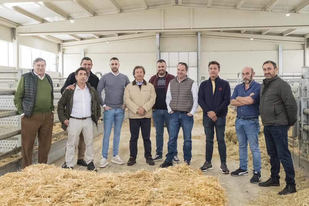 Pablo Palencia  junto a varios representantes de las organizaciones profesionales agrarias y el alcalde de Ribamontán al Mar, durante su visita al centro de concentración de animales de Galizano.