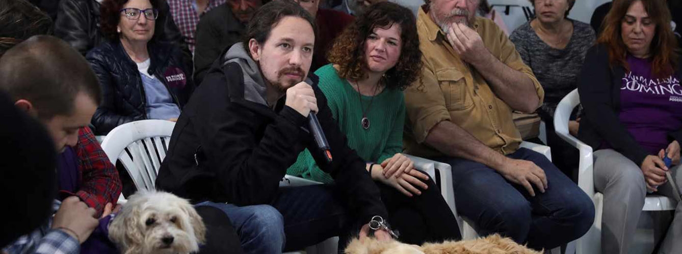 Pablo Iglesias con su perra durante el acto que tuvo lugar el pasado viernes. Imagen: EFE.