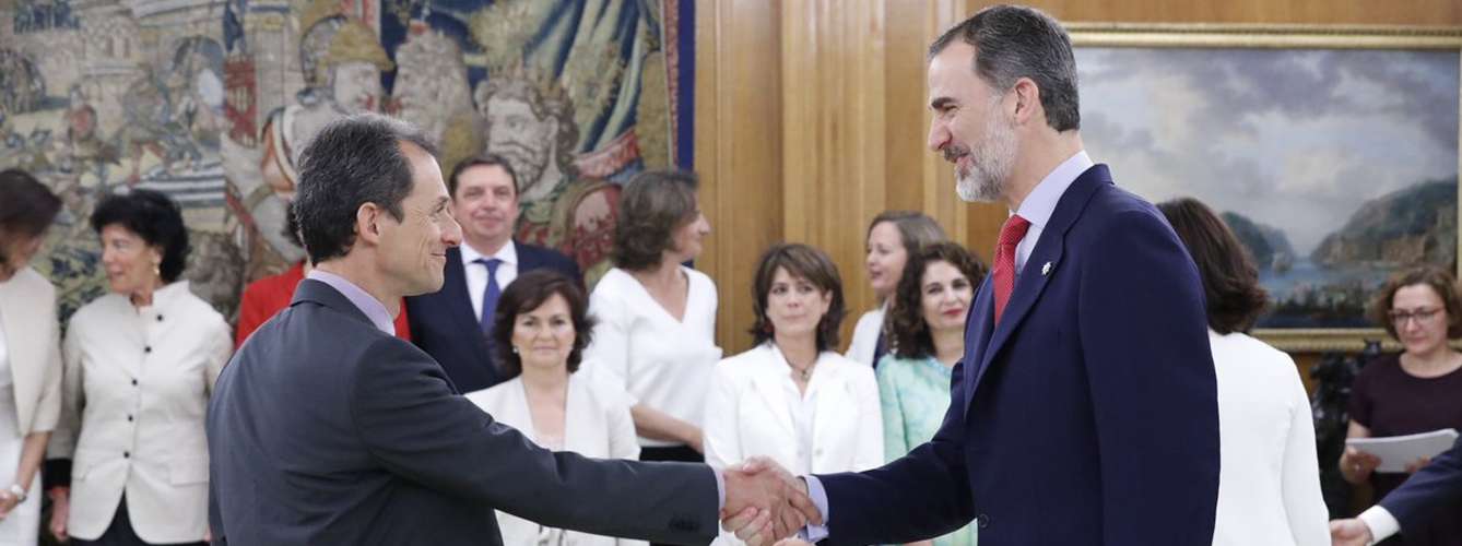 Pedro Duque saluda al Rey Felipe tras tomar posesión como ministro de Ciencia, Innovación y Universidad