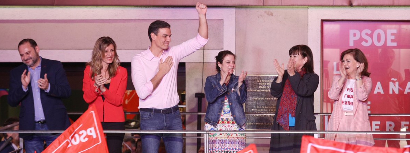 Pedro Sánchez celebra la victoria socialista en las elecciones generales en el balcón de la sede del PSOE en Ferraz. 
