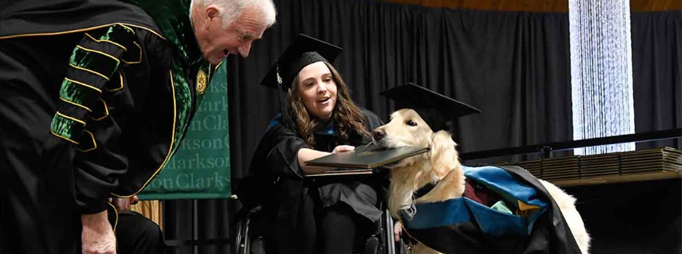 Un perro de asistencia se gradúa en una Universidad de Nueva York