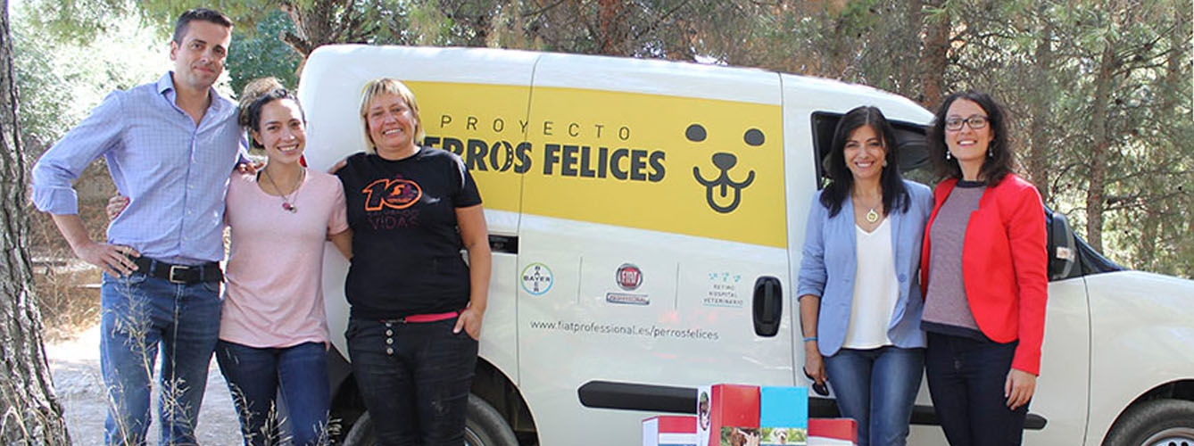 Impulsores del Proyecto Perros Felices posan junto a los colaboradores.