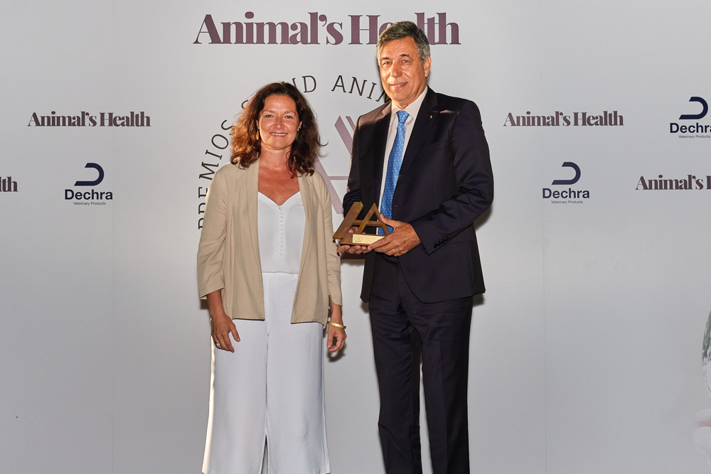 Pilar Brazis, Country Manager Iberia en Dechra, entregó el premio Sostenibilidad a Antonio Fernández, director del Instituto Universitario de Sanidad Animal y Seguridad Alimentaria IUSA-ULPGC.