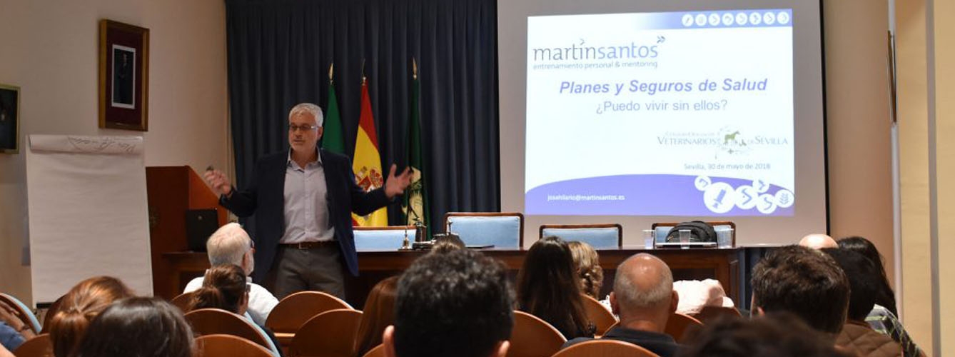 José-Hilario Martín, veterinario licenciado por la Unex, durante una ponencia en el Colegio de Veterinarios de Sevilla