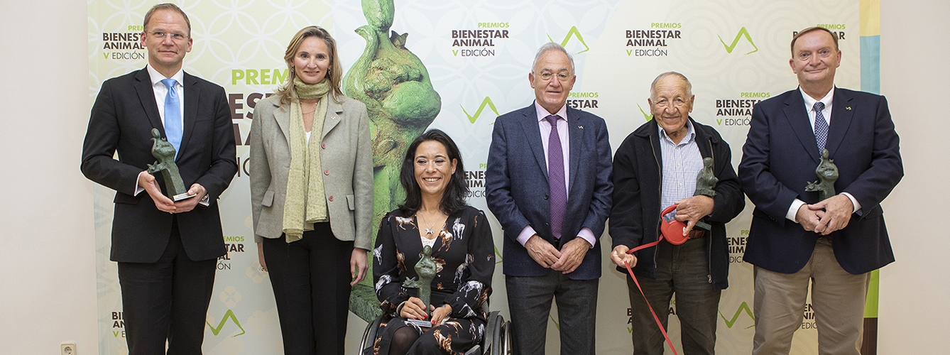 Foto de familia de los premiados con Paloma Martín, consejera de Medio Ambiente de la Comunidad de Madrid, y Felipe Vilas, presidente de Colvema.