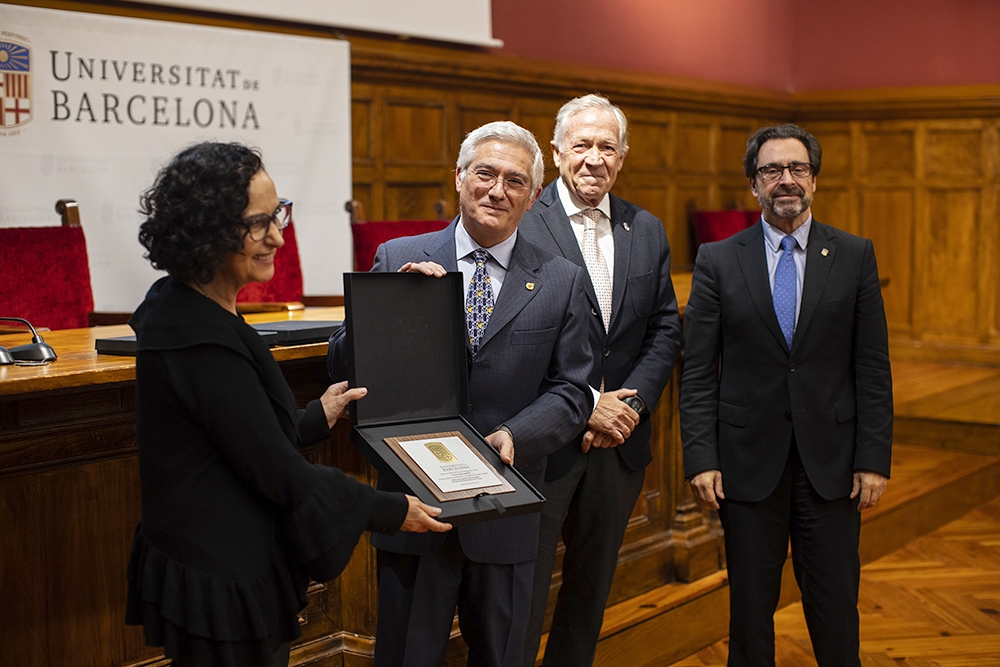 Josep María Suñé, director del grupo de investigación del Servicio de Desarrollo de Medicamentos de la Universidad de Barcelona, recogiendo su reconocimiento.