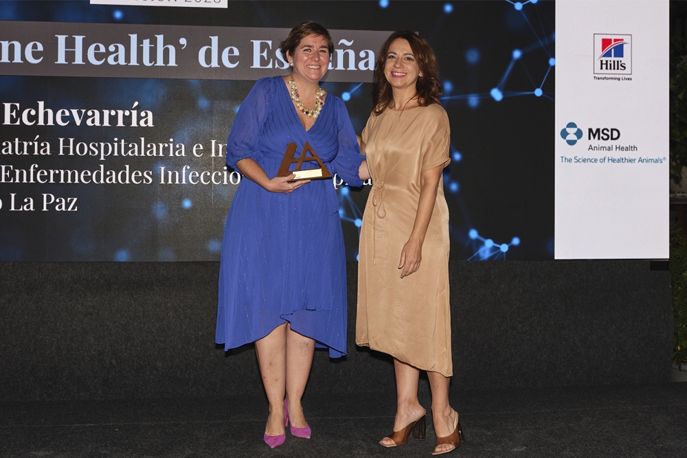 La secretaria de Estado de Sanidad, Silvia Calzón, entrega el Premio 'One Health' de España de Animal's Health a la médica Ana Méndez Echevarría.