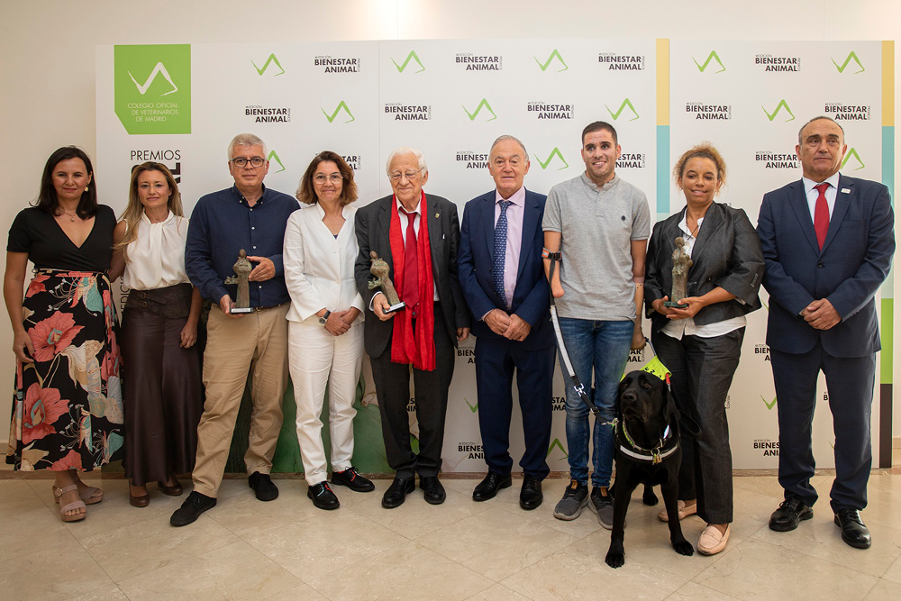Foto de familia de la 6ª edición de los Premios Bienestar Animal del Colegio de Veterinarios de Madrid (Colvema).
