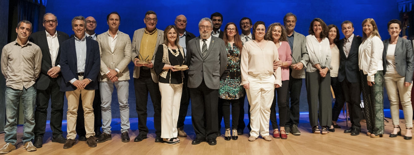 Miembros de la Junta del Colegio de Veterinarios de Barcelona junto a los galardonados de los premios Vets.