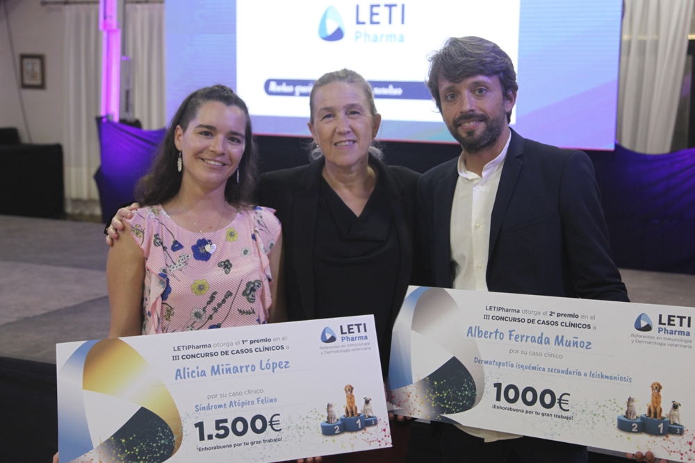 Los premiados, Alicia Miñarro y Alberto Ferrada junto a Gloria Pol, responsable del departamento médico veterinario de LETI Pharma.
