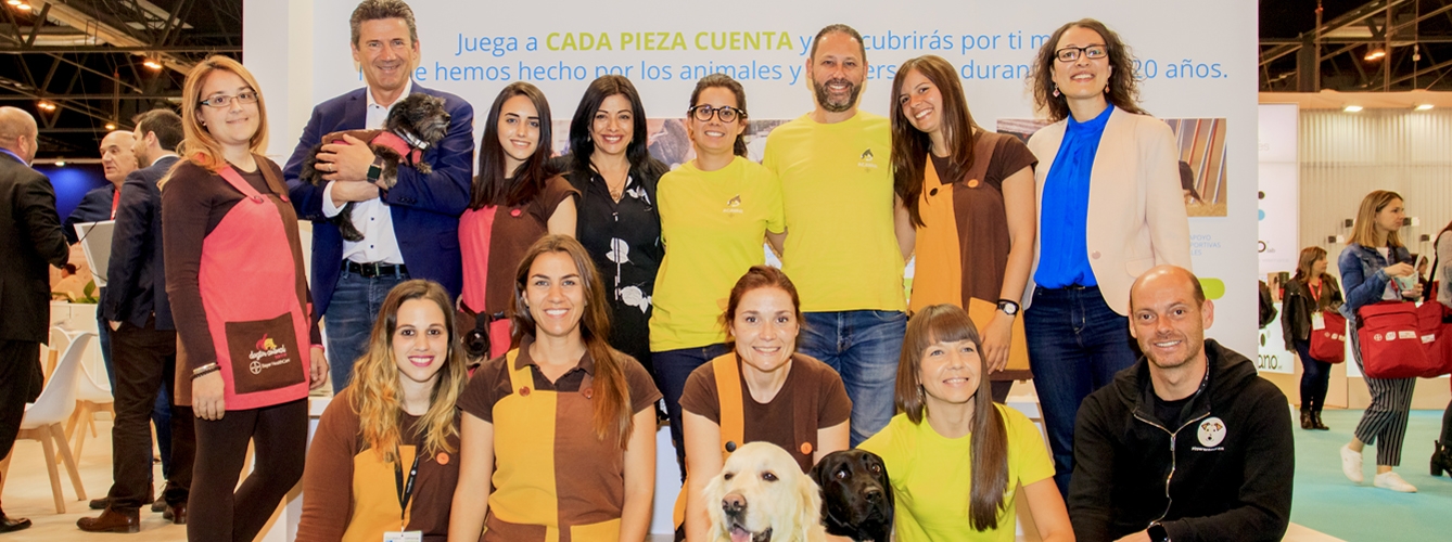 Los equipos de la Fundación Acavalll y Dogtor Animal celebrando el 20 aniversario de responsabilidad social corporativa de Bayer Animal Health durante Iberzoo+Propet.