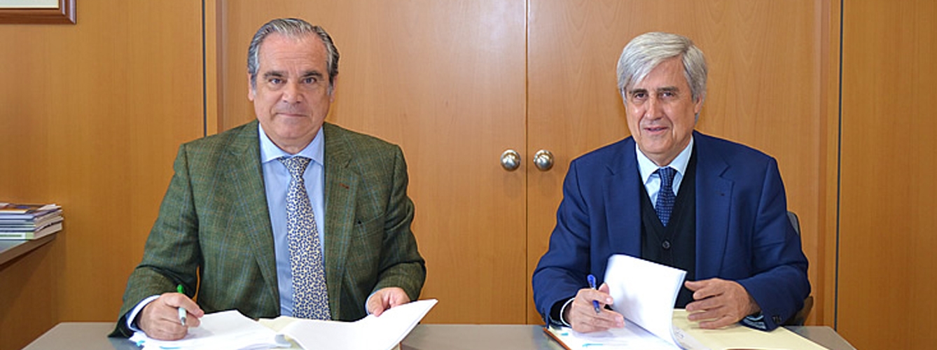 Jesús Aguilar, presidente del Consejo General de Colegios Oficiales de Farmacéuticos, y Juan José Badiola, presidente del Consejo General de Colegios Veterinarios, firman el convenio. 