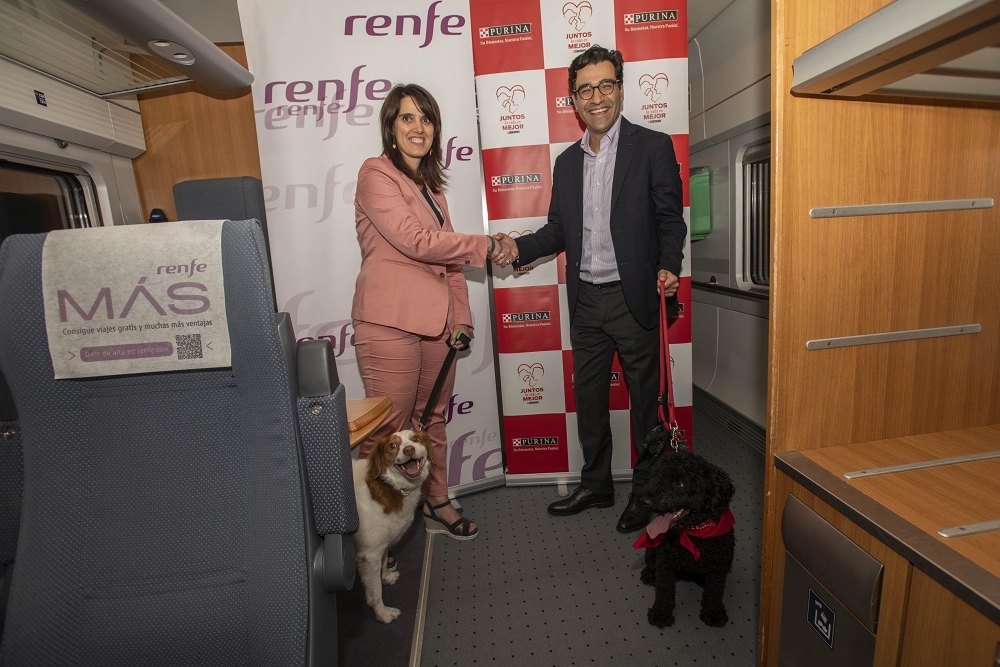 Sonia Araujo López, directora general de Renfe Viajeros junto al el director general de Nestlé Purina España, Mark El Khoury.