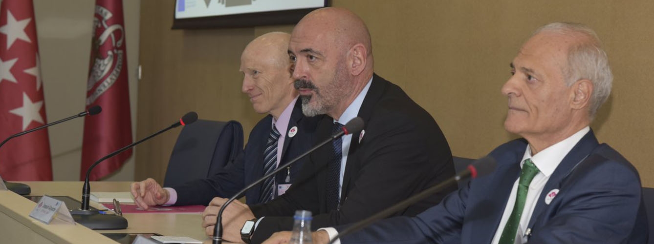 De izquierda a derecha: J.C Cavitte, representante de la Comisión Europea; Joaquín Goyache, rector de la UCM; y José Manuel Sánchez-Vizcaíno, catedrático de la UCM y coordinador del proyecto VACDIVA.