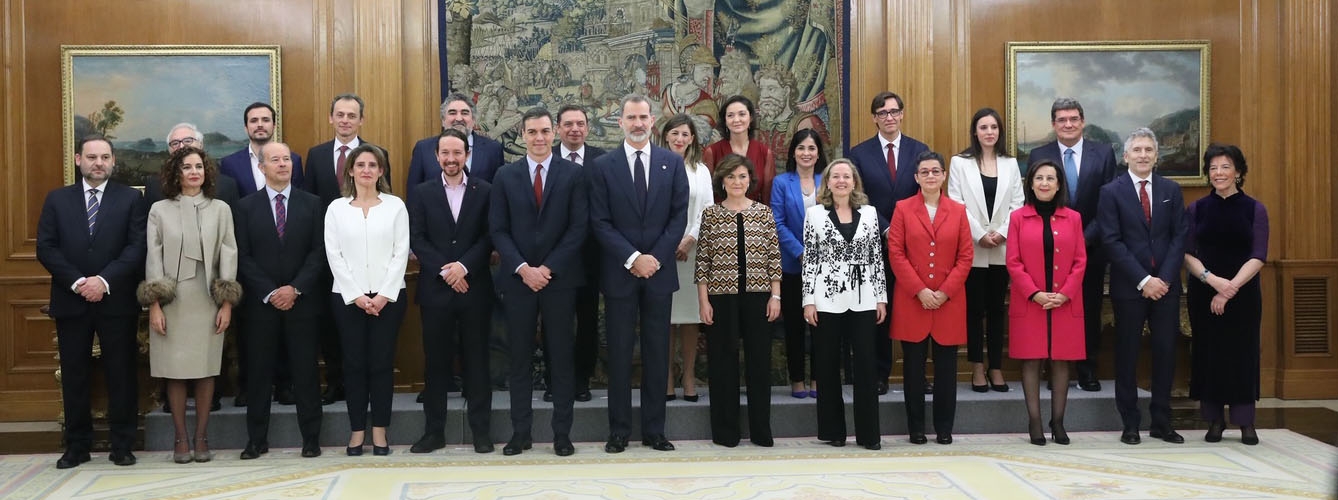 Foto del rey Felipe VI y el presidente del Gobierno, Pedro Sánchez, junto a los 22 ministros que han tomado posesión.