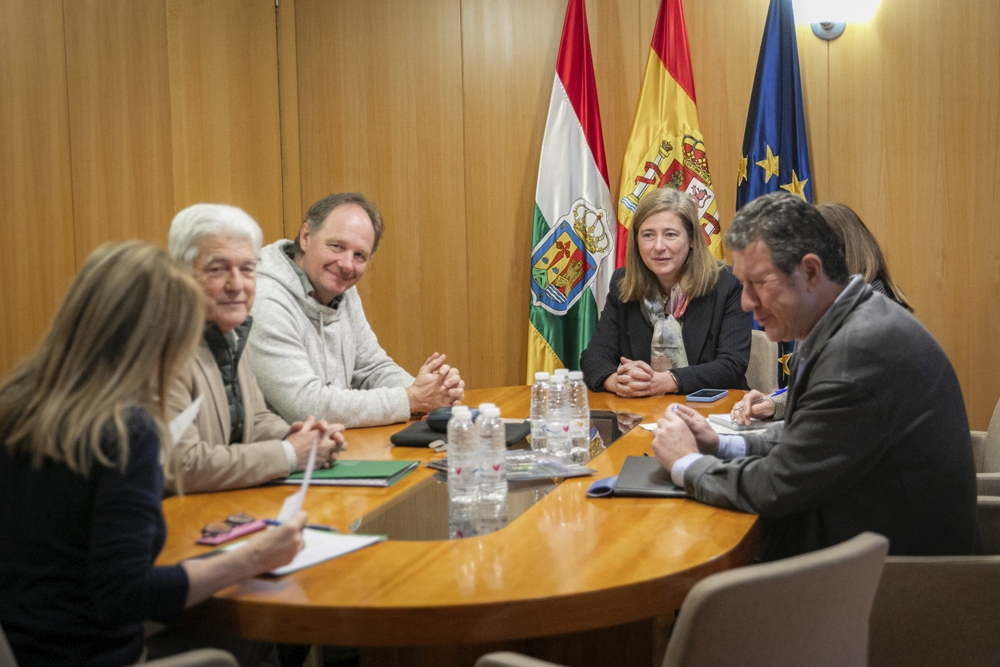 Imagen de la reunión de la consejera de Agricultura y el Colegio de Veterinarios de La Rioja.