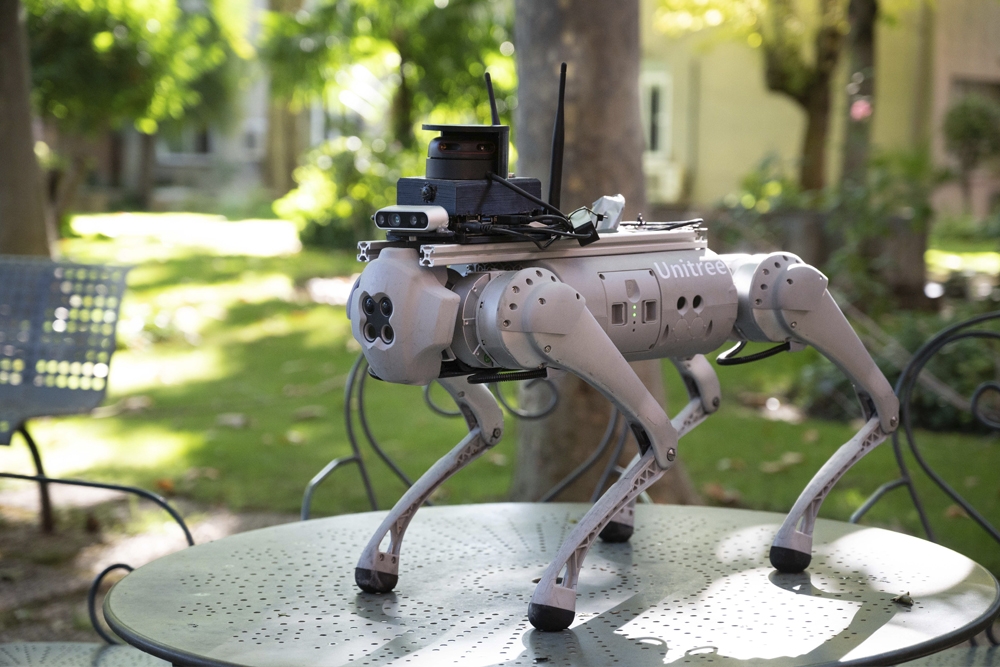 Científicos del CSIC desarrollan un perro guía robótico.