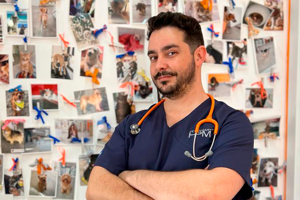 El veterinario Rodrigo López, de la clínica Guadalpet en Málaga.
