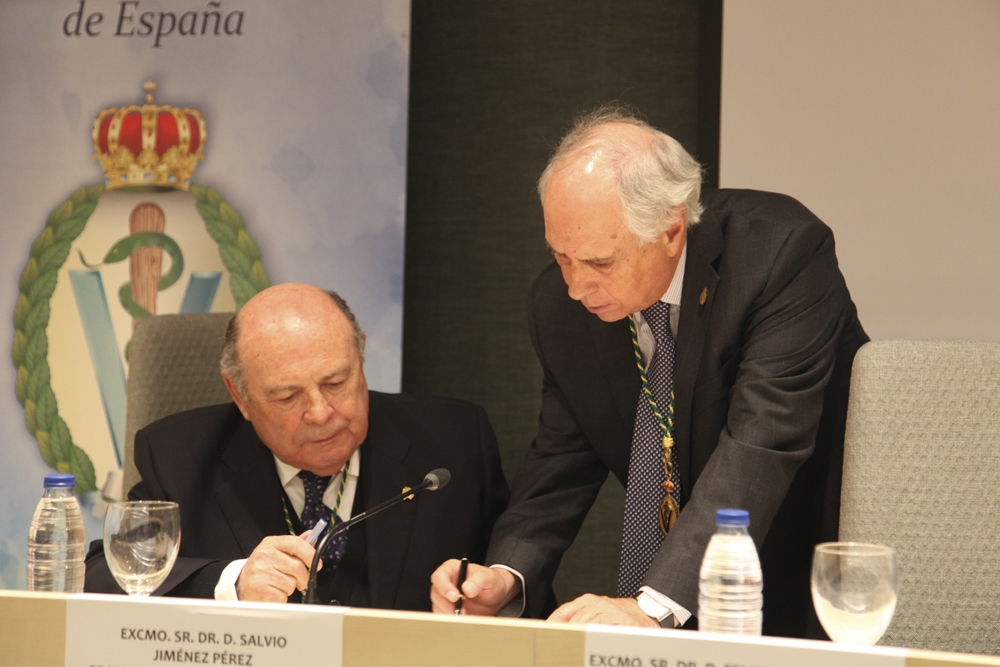 Salvio Jiménez Pérez, secretario general de la Real Academia de Ciencias Veterinarias de España, y Arturo Anadón, presidente de la Racve.