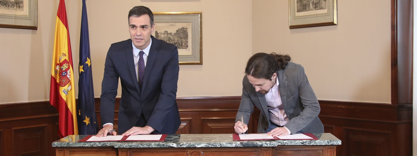 Pedro Sánchez y Pablo Iglesias durante la firma del preacuerdo para formar un gobierno de coalición.