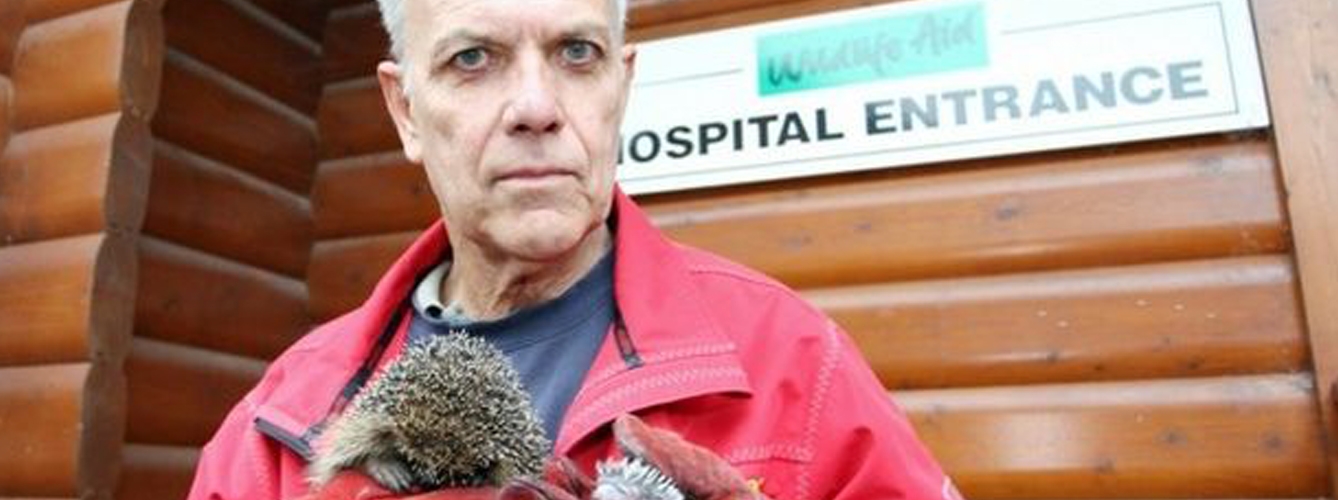Simon Cowell, Ceo y fundador de Wildlife Aid, en la puerta del hospital veterinario de la fundación.