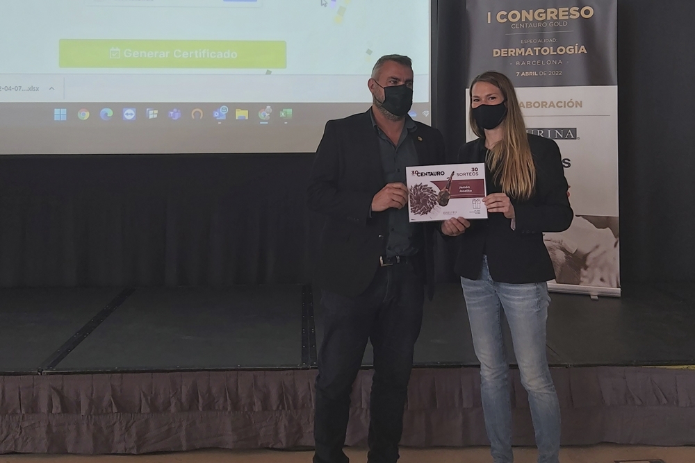 Mariona Capdevila, del equipo de Marketing de Centauro, junto a Jordi Calvo, uno de los ganadores del sorteo en el Congreso de Barcelona.