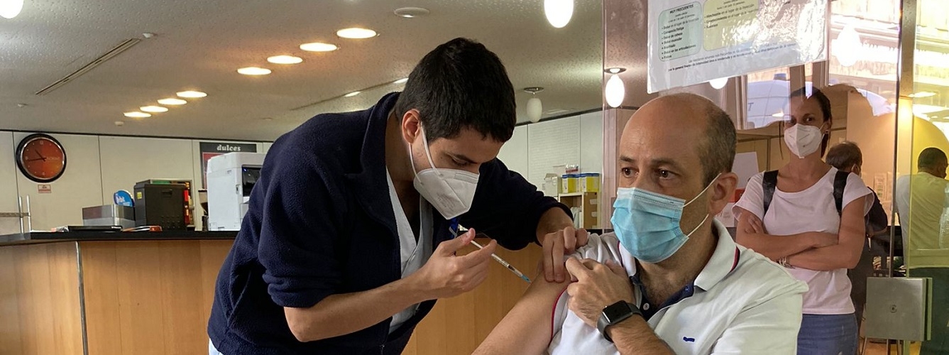 Los veterinarios de Canarias han comenzado a ser vacunados frente al coronavirus.
