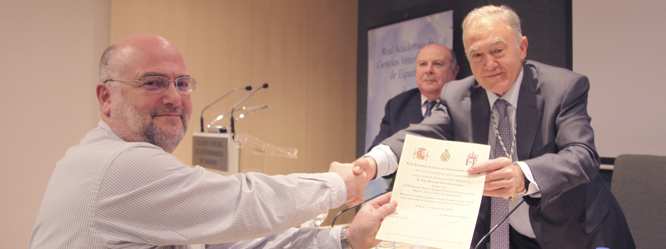El presidente de Colvema, Felipe Vilas, entrega el premio a José Santiago Torrecilla.