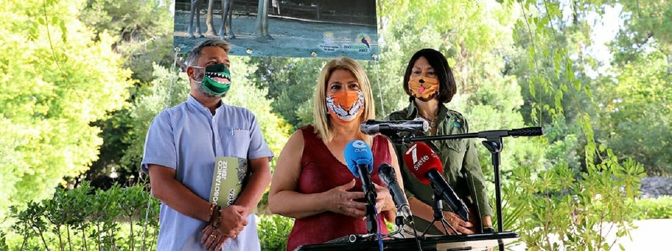 El zoo de Jerez explica cómo detectó el virus del Nilo en 2 de sus aves. A la izquierda el delegado del Zoobotánico, Rubén Pérez, junto a la alcaldesa Mamen Sánchez.